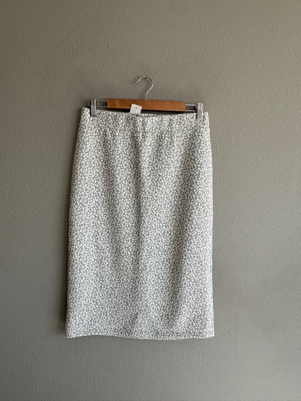 NWT Loft Light Gray Leopard Stretch Knit Midi Skirt Medium